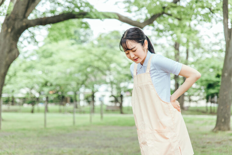 介護の中腰で腰痛が出るのは、腰だけに頼った動き方が原因です